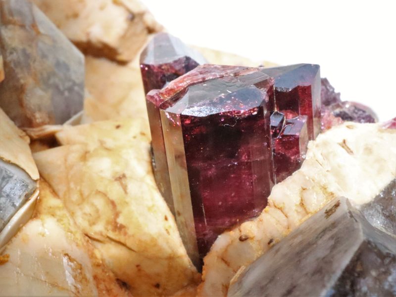 Turmalín rubelit - červený malinový krystal z Řečice (Vysočina)