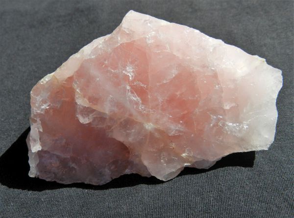 Minerál růženín - nabíjení a čištění kamene | Jak nabít růženín? | Jak nabíjet růženín? | Jak se nabíjí růženín? | Jak čistit růženín? | Jak se čiští růženín? | Znamení zvěrokruhu