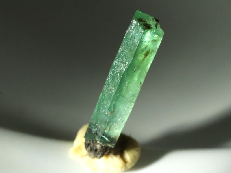 Smaragd - kámen / drahokam / minerál / nerost - barva - zelený krystal
