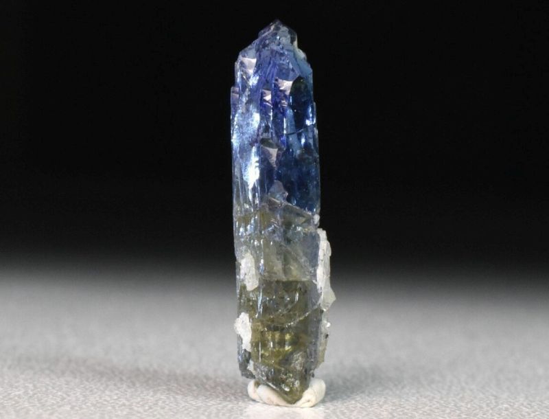 Tanzanit - drahokam - modrý krystal z Tanzánie - naleziště, lokalita s výskytem
