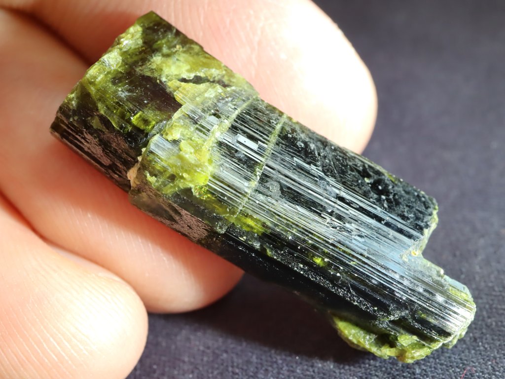 epidot dlouhy samostatny krystal 1
