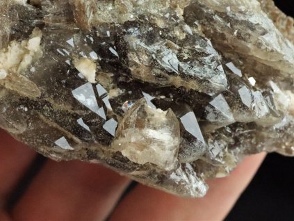 zahneda krystal oboustranny muskovit lupenite krystaly porostly 9