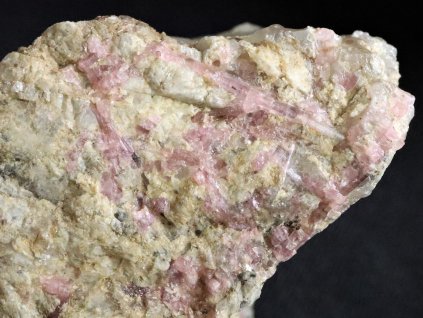 ruzovy turmalin rubelit fialovy lepidolit prirodni cesky drahy kamen 1
