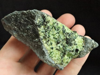 olivin cesky prirodni surovy kamen smrci cr 1