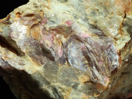 lepidolit rubelit dobra voda prirodni surovy cesky kamen 2