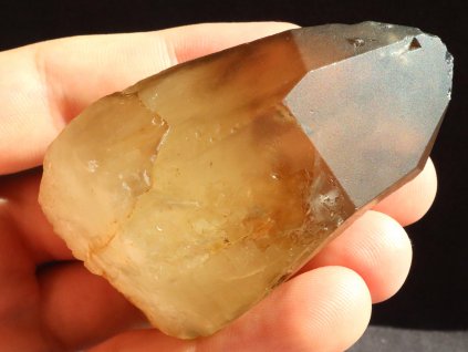 citrin krystal tmavou spickou knezeves na frantisku cesky prirodni kamen 1