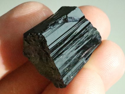 cerny turmalin skoryl prirodni surovy cesky drahy kamen 1