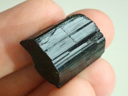 cerny turmalin skoryl pravy cesky drahy kamen pikarec 1