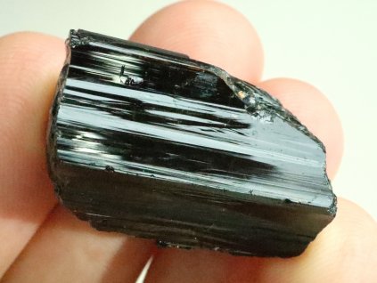 cerny turmalin skoryl hnedy turmalin dravit prostoupeny protkany 1