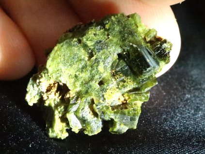 epidot srostlice slepenec krystalku prirodni cesky drahy kamen 1