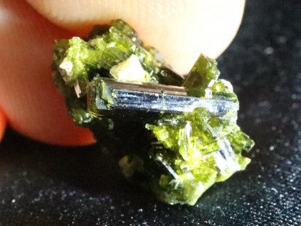 epidot krystal zeleny prirodni cesky kamen obrazky 1