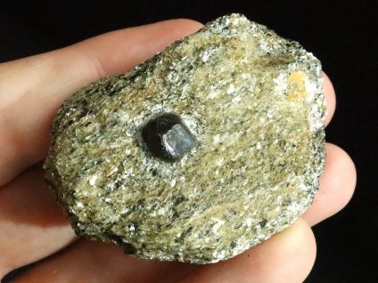 almandin krystal ve svoru jeseniky zlaty chlum kamen mineral nerost 1