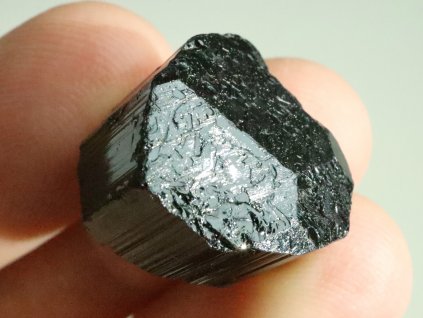 cerny turmalin skoryl ukonceny spalik valecek krystal kamen cesky 1