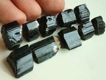 cerne turmaliny skoryly prirodni surve drahe kameny sestava serie skupinka 1