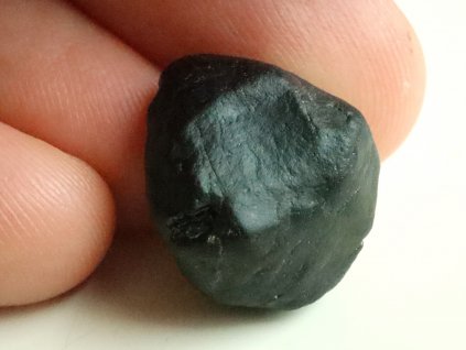 cerny turmalin skoryl ohlazeny valounek 1