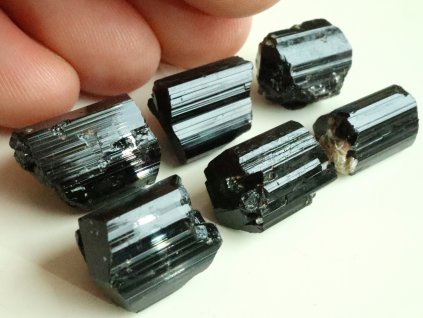 ukoncene cerne turmaliny skoryly sestava serie sada skupinka prodej obrazky 1