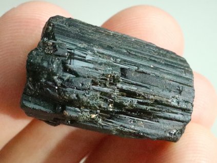 cerny turmalin skoryl matny spalik valecek 1