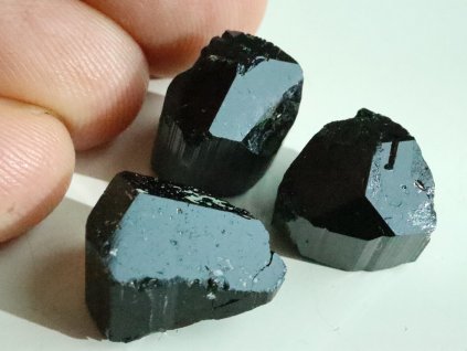 cerne turmaliny skoryly surove ceske mineraly nerosty kameny obrazky 1