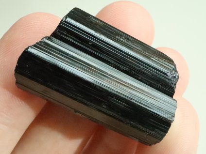 cerny turmalin skoryl spalik valecek cesky kamen leskly 1