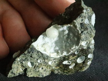 thomsonit dutinka kulovity tvar kulicka bily kamen mineral nerost 1