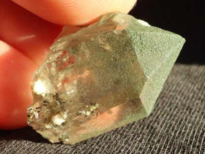 krystal kristal alpy prirodni kamen chlorit 1