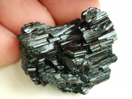 cerny turmalin skoryl hypoparalelni jehlicovitystupnovity rust 1