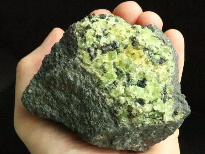 olivin velky vzorek kamen cesky mineral 2