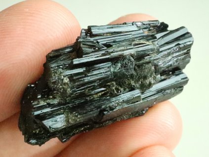 cerny turmalin stebelnatym rustem bory obrazek 2