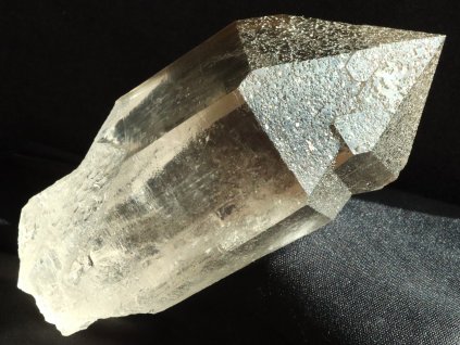 kristal krystal alpy alpsky velky prirodni drahokamovy kamen dokonaly cisty obrazek 1