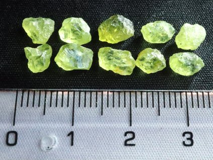 olivin smrci cesky kamen prirodni krystalova zrnka zrna obrazek 1