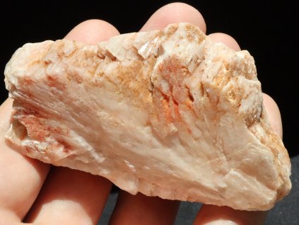 Větší silně vrstvený krystal barytu z Dřínové u Tišnova