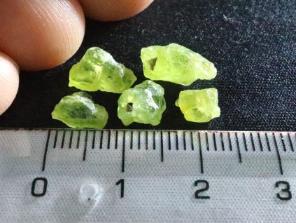 olivin zrna zelena smrci cesky mineral kamen 1
