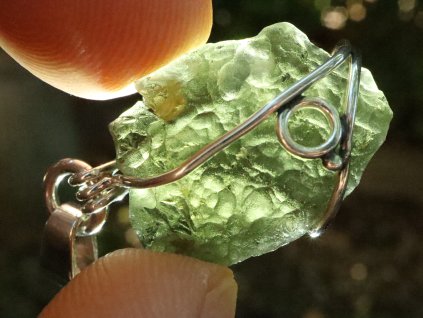 vltavin stribrny privesek skulptace cesky kamen moldavite 1