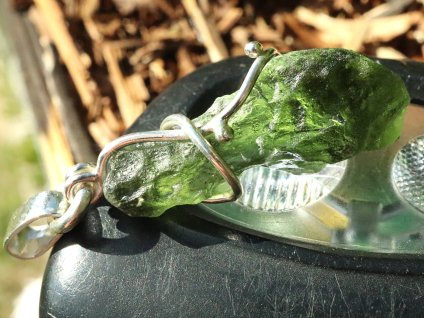 Vltavín se zajímavým tvarem a hezkou skulptací - stříbrný přívěsek