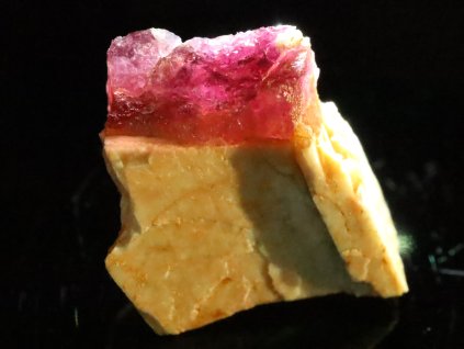 rubelit z recice malinovy cerveny ruzovy purpurovy kamen mineral nerost 1