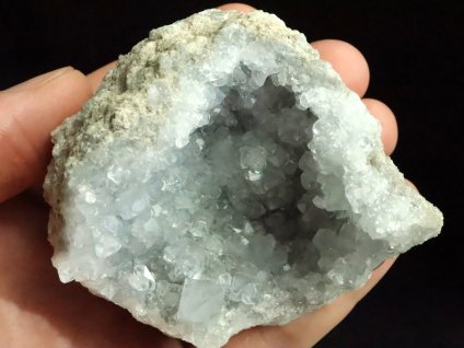 krystalova druza geoda celestin celestyn kamen madagaskar obrazky 1