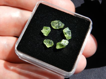 olivin cesky kamen mineral nerost obrazek 1