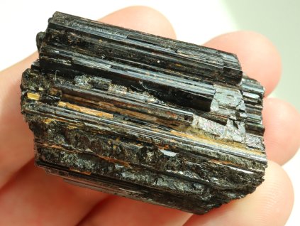 cerny turmalin limonit patina 1