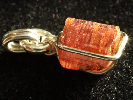 rubelit z recice ruzovy cerveny drahy kamen cesky 1