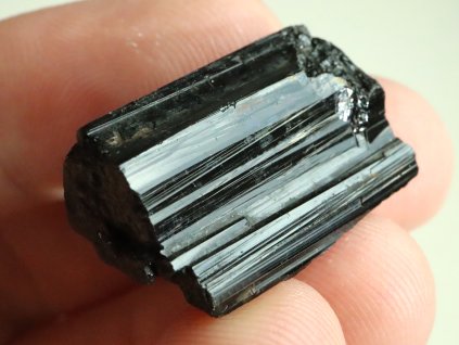 cerny turmalon skoryl vysoce leskly 1