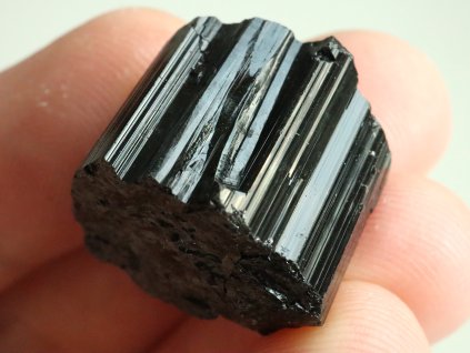 cerny turmalin pravy cesky drahy kamen 1