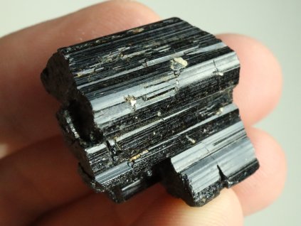 cerny turmalin spalik valecek pravy cesky kamen 1