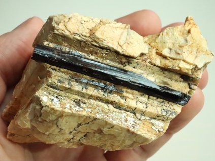 cerny turmalin skoryl tuzkovy dlouhy uzky zarostly albit matecni hornina 1