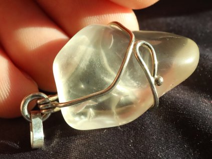 kristal tromlovany stribrny privesek cesky drahy mineral 1