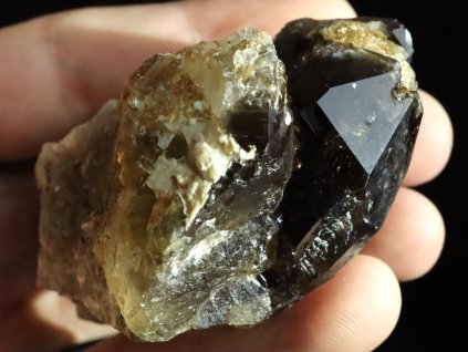 Krystal / srostlice morionu zdobená stříbrnou slídou - Vysočina