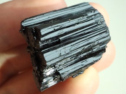 cerny turmalin leskly ryhovany pevny 1