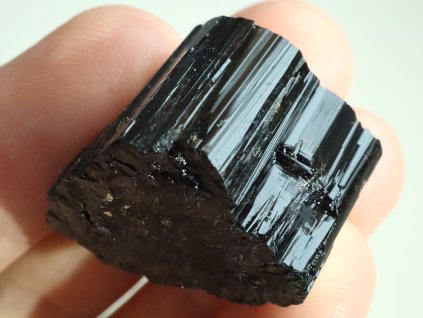 cerny turmalin cesky drahy kamen pikarec 1