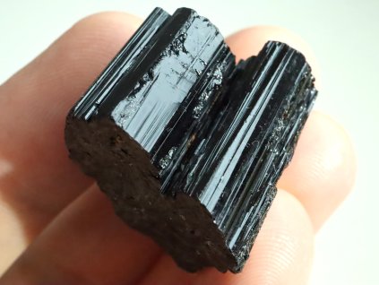 cerny turmalin kvalitni vzorek cesky kamen 1