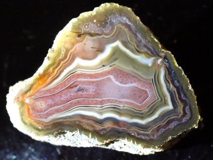 achat polovina pecky vylestena kresbou 5