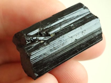 cerny turmalin podlouhly spalik 1